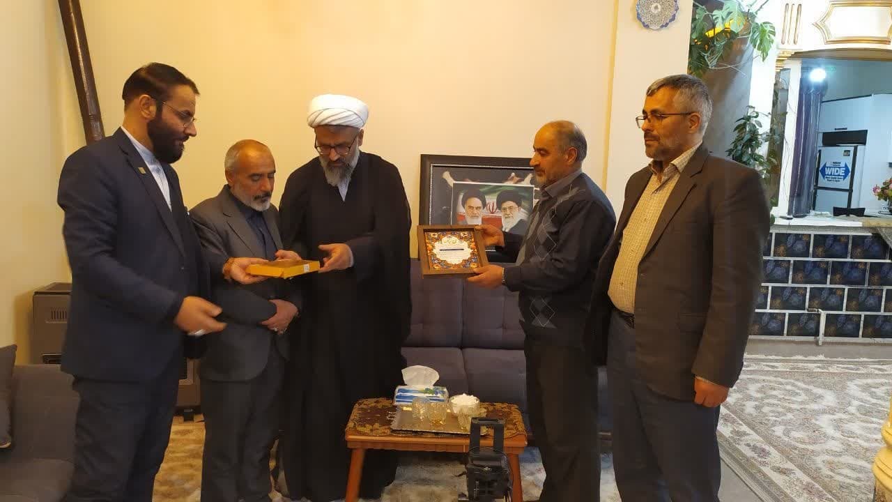 تجلیل ار پیرغلامان و ذاکران شهرستان بهار در روز پدر تجلیل ار پیرغلامان و ذاکران شهرستان بهار در روز پدر