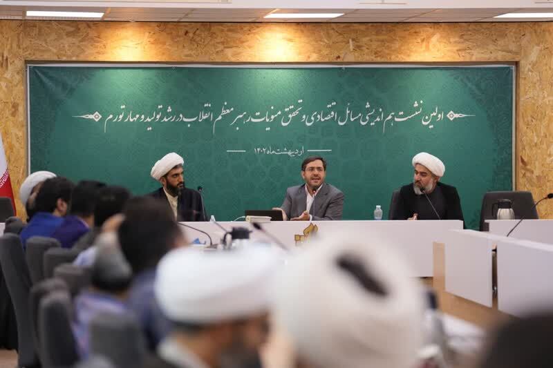 دلاریزه شدن اقتصاد سیاست کشور را تحت تاثیر قرار داده است/هر اتفاقی می‌افتد نئولیبرال‌ها از نقدینگی گفته و به دنبال افزایش قیمت بنزین هستند