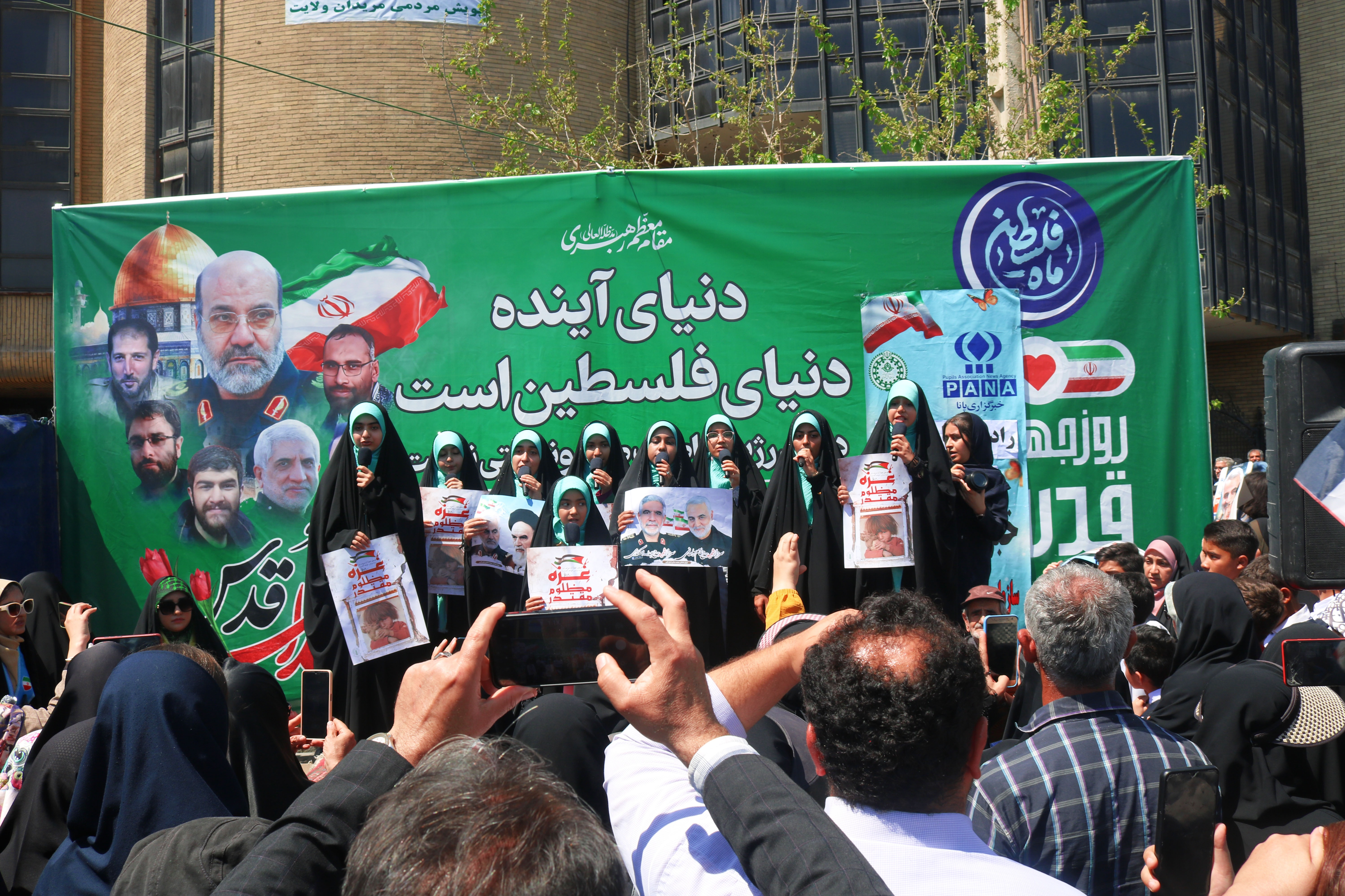 راهپیمایی روز جهانی قدس در آخرین روز ماه مبارک رمضان امسال نیز با شور و شکوه خاصی برگزار شد راهپیمایی روز جهانی قدس در آخرین روز ماه مبارک رمضان امسال نیز با شور و شکوه خاصی برگزار شد