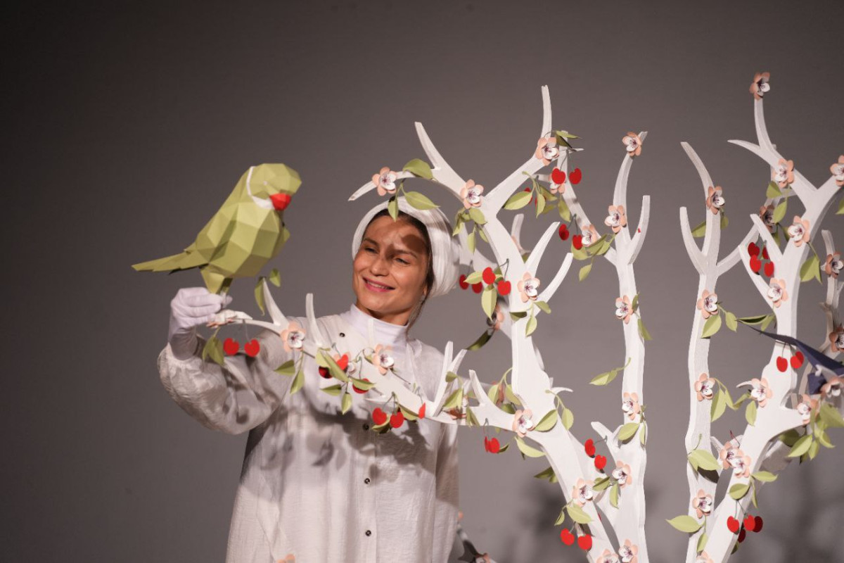 «درخت گیلاس»؛ روایتی کودکانه از ایستادگی در برابر ظلم روی صحنه رفت