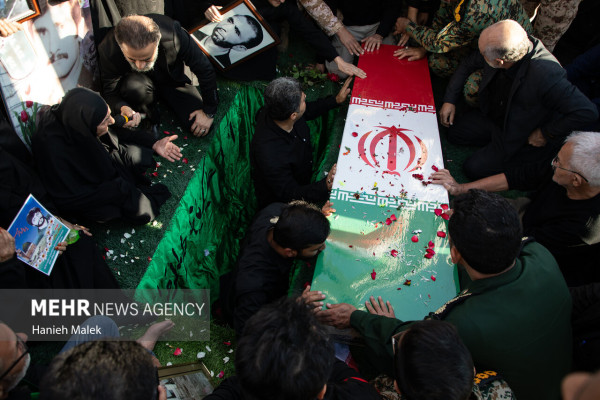 «بازگشت بی‌صدا، بدرقه‌ای پرشکوه؛ شهید گمنام کربلای4 در آغوش مردم آهنگرمحله آرام گرفت»