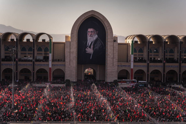 اقامه نماز بر پیکر رهبر شهید ایران