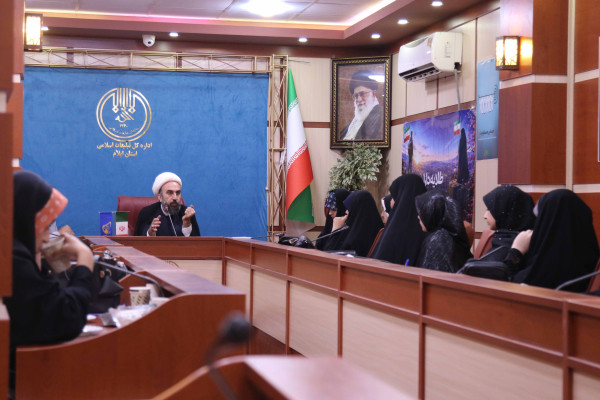 نشست هم اندیشی مدیرکل تبلیغات اسلامی استان ایلام با دانش آموزان عضو انجمن‌های اسلامی مدارس شهرستان ایلام